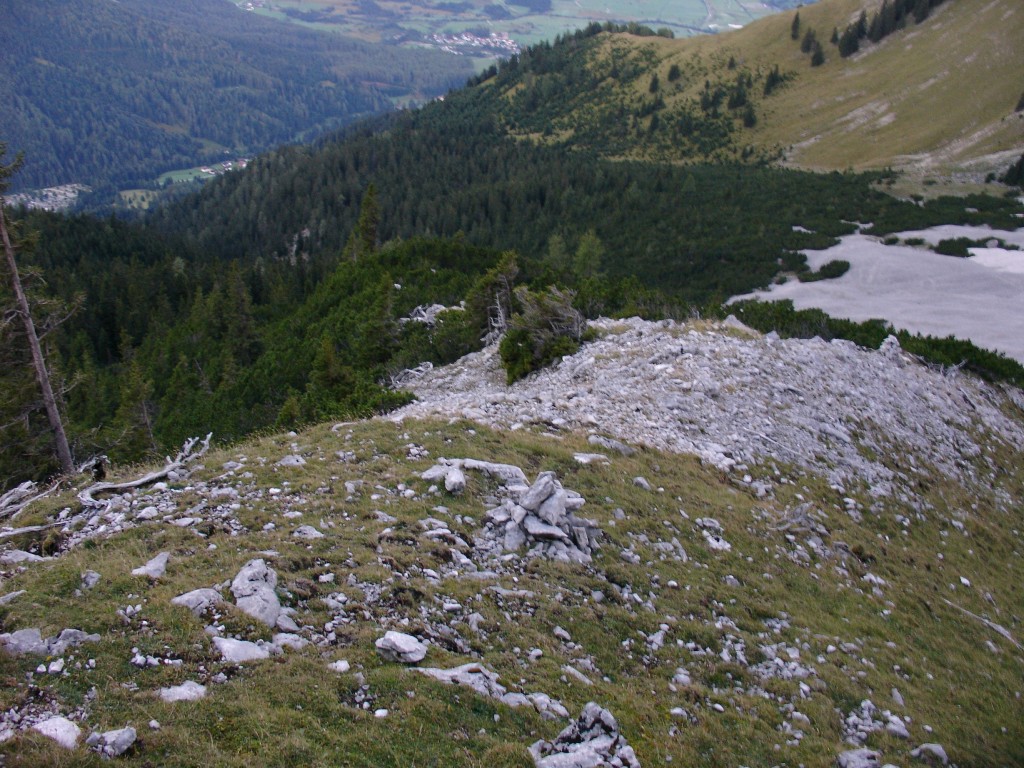 Hier ein Blick vom Einstieg zurück auf den Höhenrücken und ins Tal