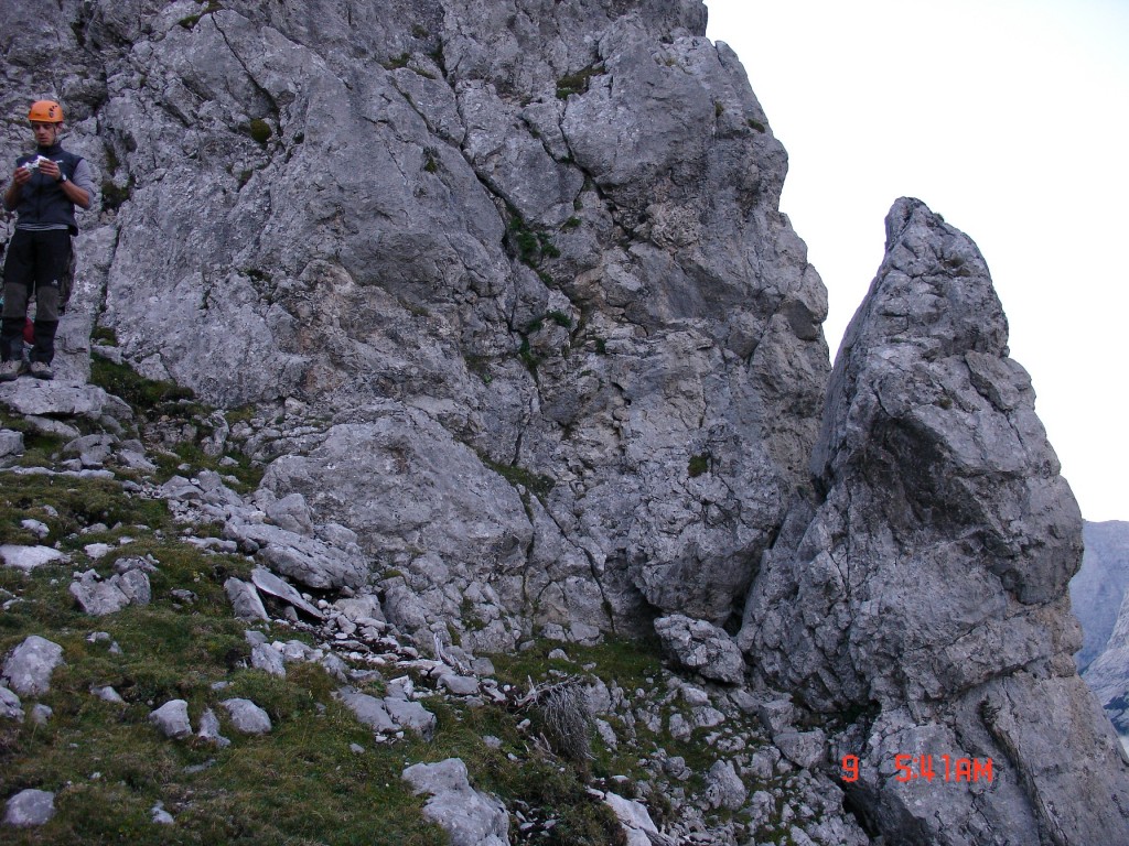 Hier der markante Felsturm 5 Meter rechts neben dem Einstieg am Wandfuss der Wetterkante