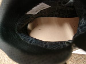 Schaft und Brandsohle sind klebeverzwickt und es ist keine Naht zwischen Sohle und Schaft sichtbar: DEr Schuh ist wiederbesohlbar.