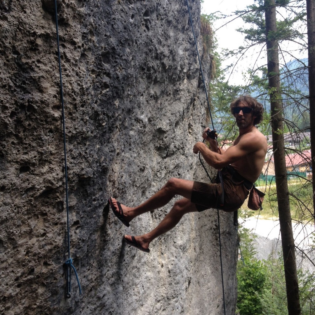 Markus Dorfleitner beim Sanieren an der gelben Wand