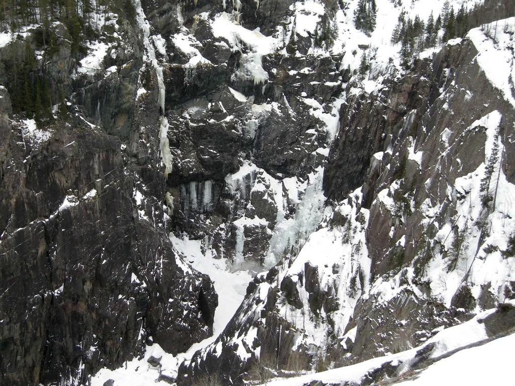 eisklettern-norwegen-rjukan-mael-kong-vinter-presenil-background-04